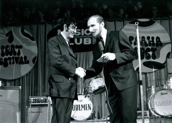 Vyhlašování výsledků 1. čs. beatového festivalu, Praha-Lucerna, prosinec 1967, Zleva Michal Prokop a JČ. Foto Alois Valenta